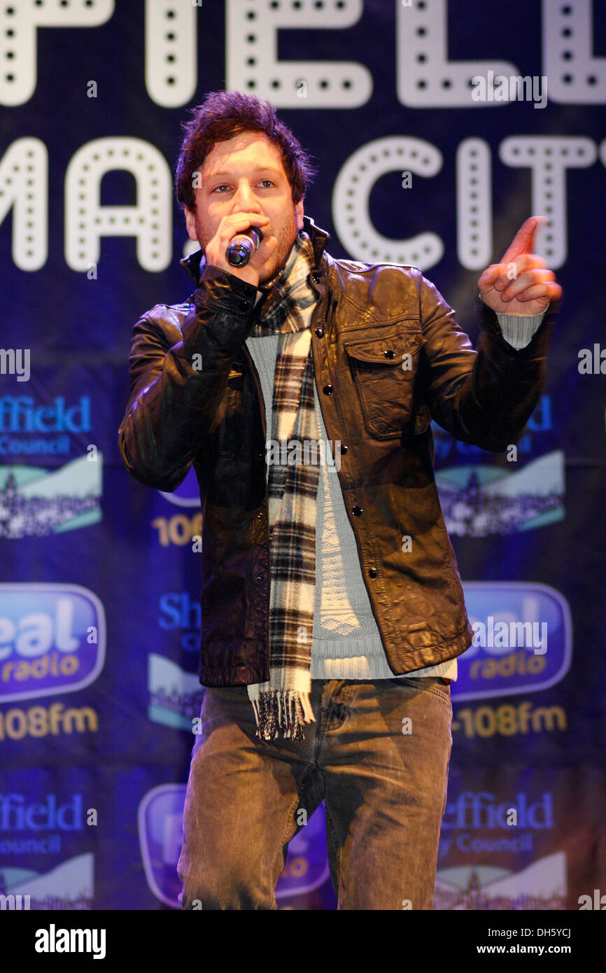 X Factor vincitore Matt Cardle esecuzione dal vivo sul palco al centro della città di Sheffield Chrstmas Interruttore Luci su, 2012 Foto Stock