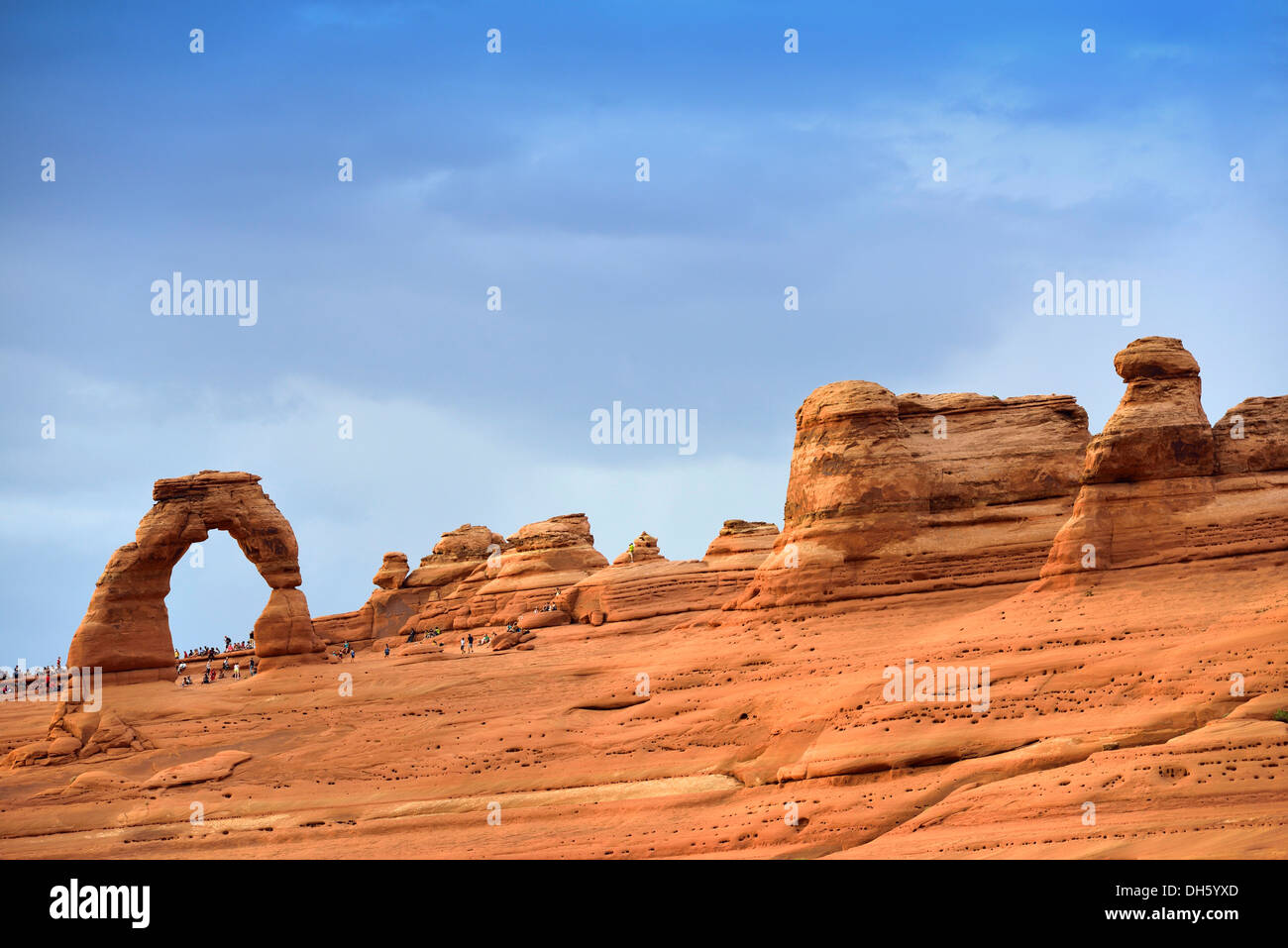 Il turismo di massa, turisti in Delicate Arch rock formazione, Arches National Park, Moab, Utah, Stati Uniti d'America, STATI UNITI D'AMERICA Foto Stock