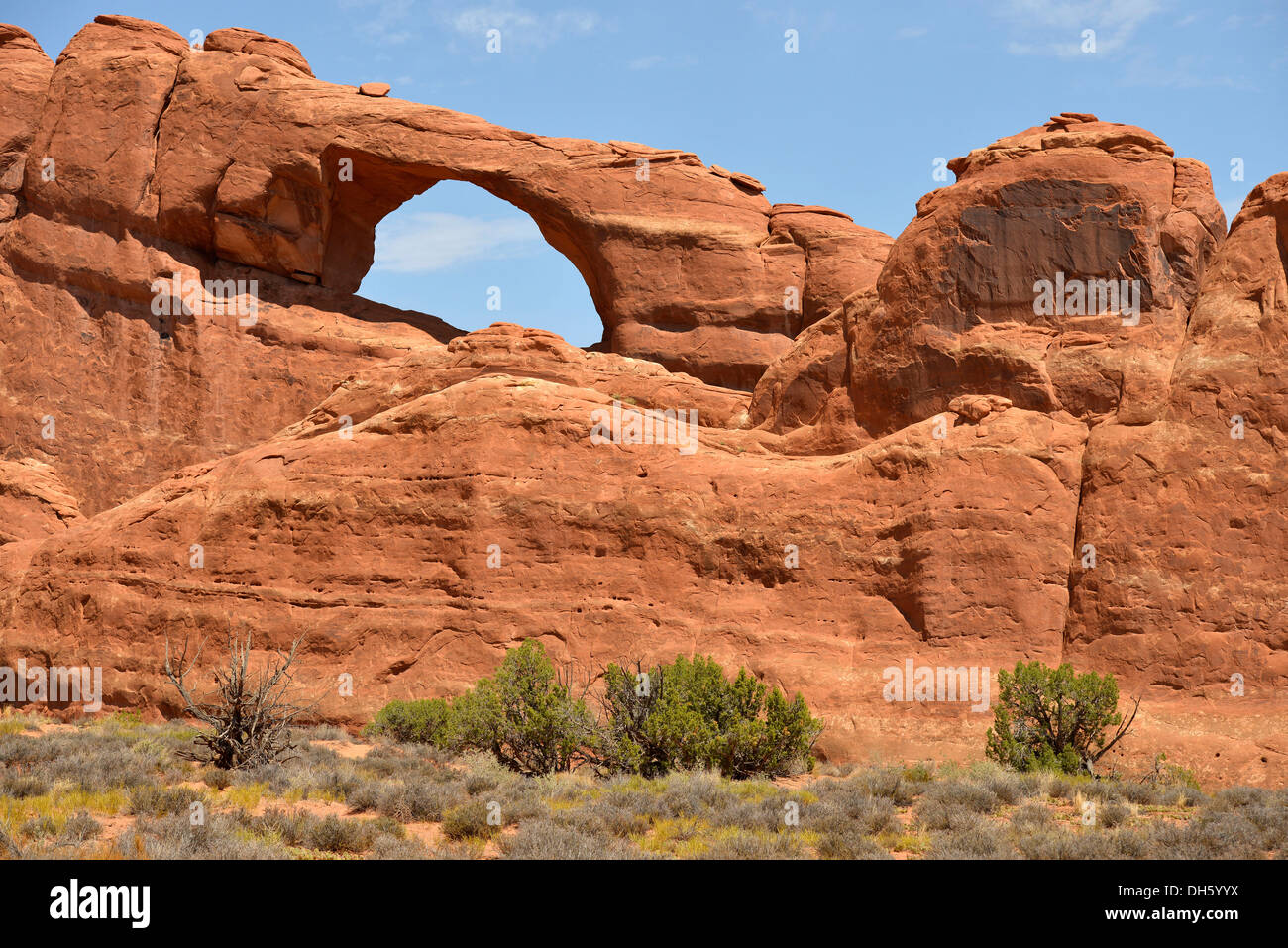 Skyline Arch rock formazione, Giardino del Diavolo sezione sezione Windows, Arches National Park, Moab, Utah, Stati Uniti d'America Foto Stock