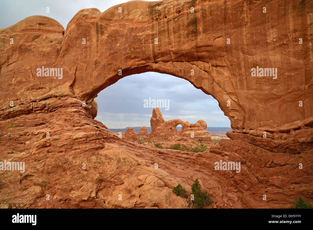 La torretta Arch come visto attraverso la finestra del Nord, Windows sezione, Arches National Park, Moab, Utah, Stati Uniti d'America, STATI UNITI D'AMERICA Foto Stock