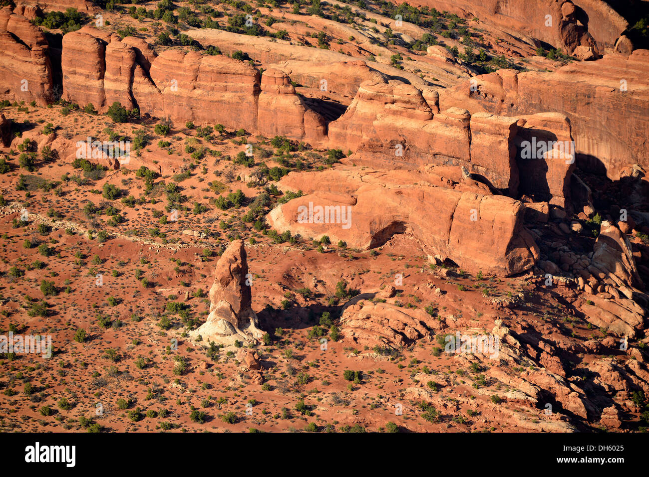 Vista aerea del Dark Angel formazione di roccia, Devil's Garden giardino di roccia, Arches National Park, Moab, Utah Foto Stock