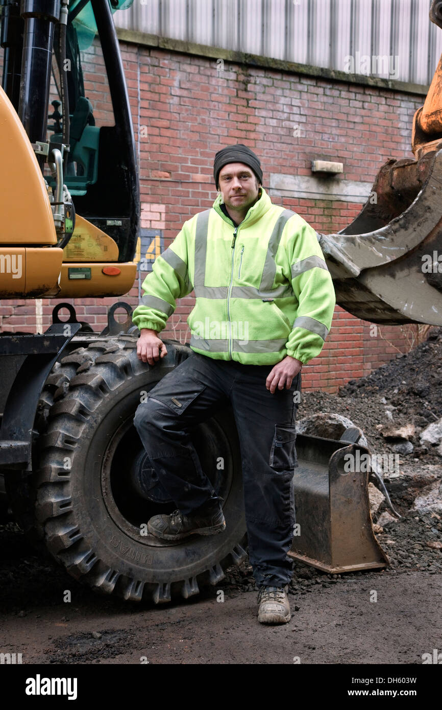 Peter Docherty, JCB conducente lavora nella parte posteriore di Fairfield, Govan Glasgow Scotland Regno Unito Foto Stock