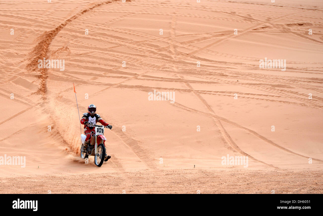 Il pilota di Motocross, Coral Pink Sand Dunes State Park, OHV Autostrada veicolo Recreation Area, Utah, sud-ovest Foto Stock