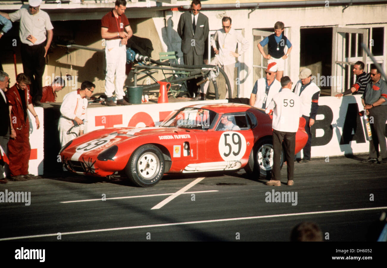 Peter Sutcliffe-Peter Harper la Shelby Cobra Daytona Coupe a Le Mans, Francia 20 giugno 1965. Foto Stock