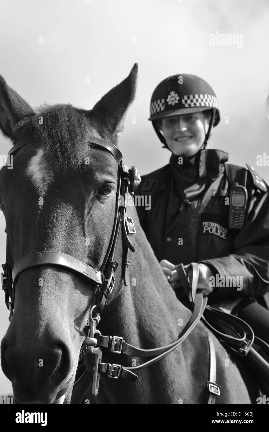 Donna di polizia a cavallo. Foto Stock
