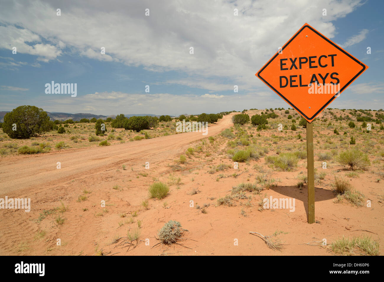 Segno, lettering "aspettarsi ritardi", strada sterrata, Notom-Bullfrog Road, Capitol Reef National Park nello Utah, Stati Uniti d'America Foto Stock