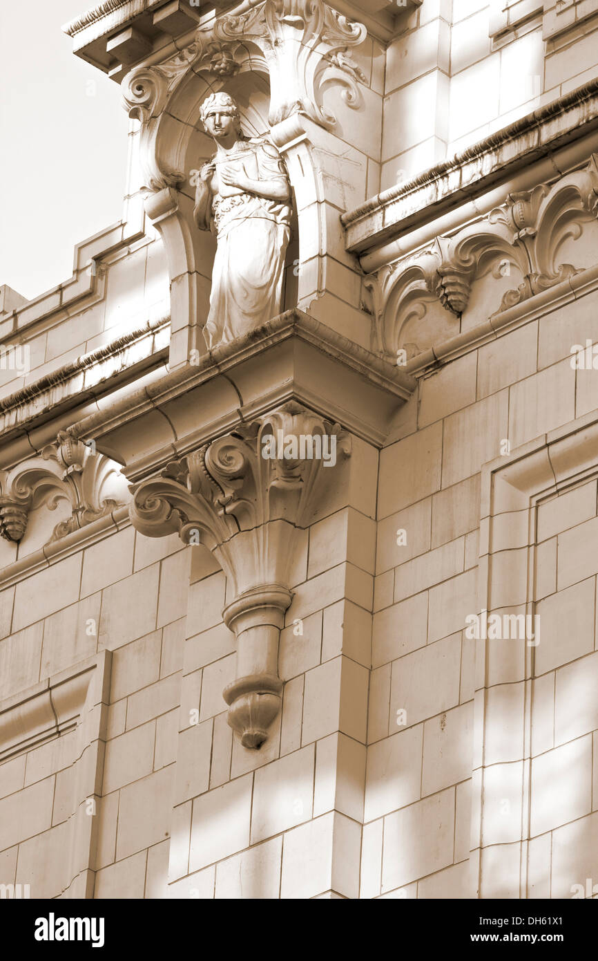 Sul tetto statua scultura figura sul grado 2 elencati edificio Elite Nottingham Nottinghamshire Inghilterra Europa Foto Stock