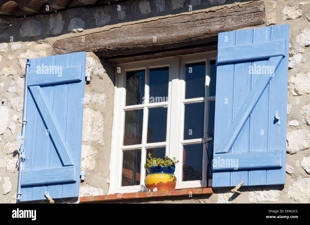 Persiane blu e finestra Gourdon Provence Francia Foto Stock