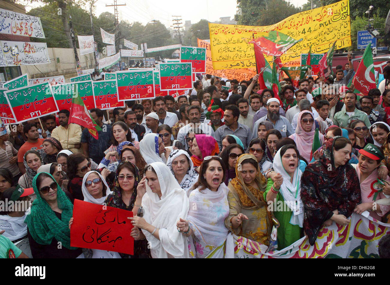 Gli attivisti del Tehreek-e-Insaf (PTI) chant slogan contro il prezzo escursionismo durante la manifestazione di protesta a Lahore press club il Venerdì, 01 Novembre, 2013. Foto Stock