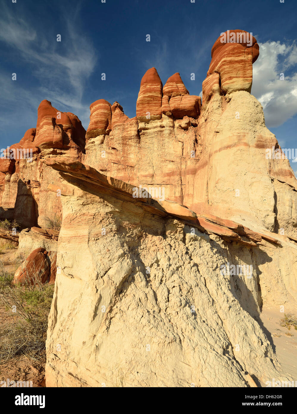 Hoodoos eroso e formazioni rocciose in Blue Canyon di zanzara scolorito da minerali, miniera di carbone Mesa, Deserto Dipinto Foto Stock