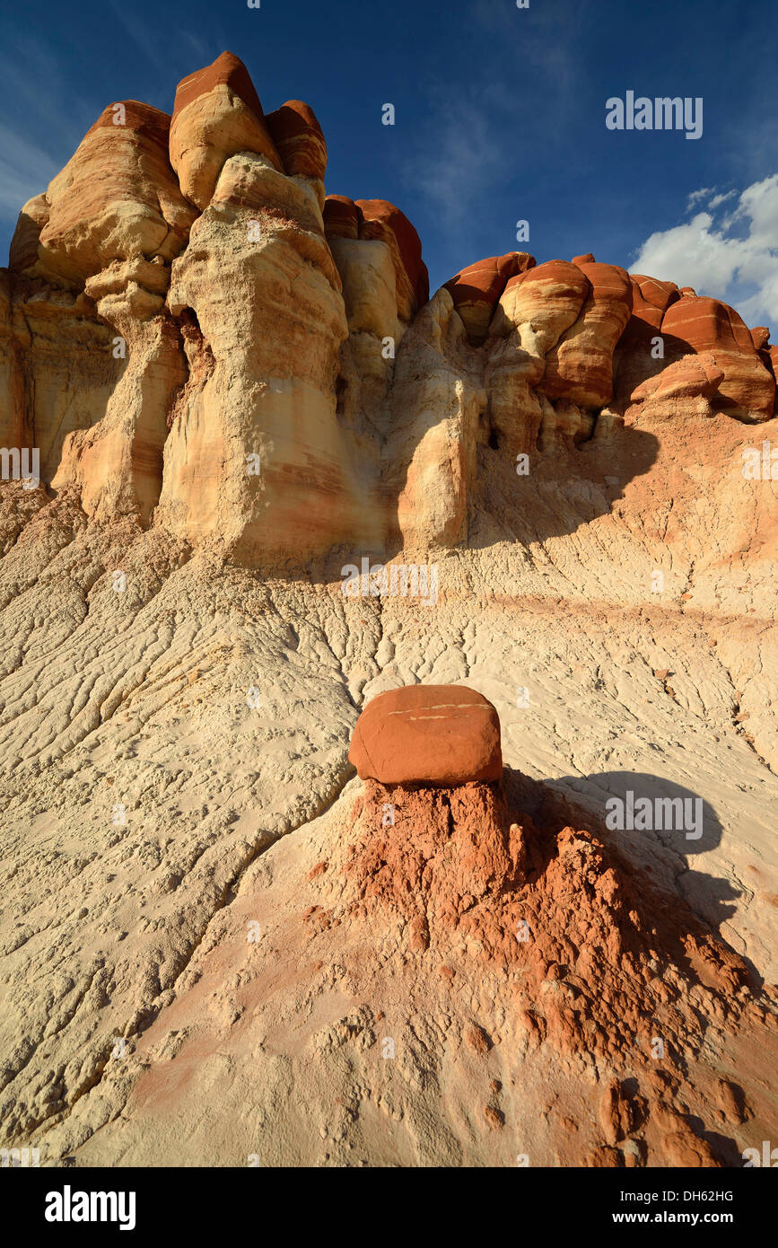 Hoodoos eroso e formazioni rocciose in Blue Canyon di zanzara scolorito da minerali, miniera di carbone Mesa, Deserto Dipinto Foto Stock