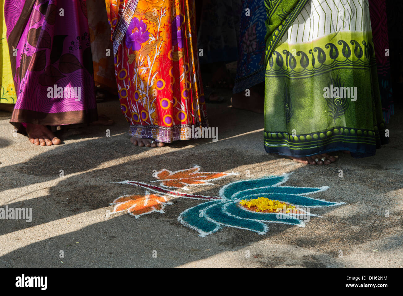 Lotus Rangoli di progettazione per onorare la Sri Sathya Sai Baba outreach mobile servizio ospedaliero presso un villaggio indiano. India Foto Stock