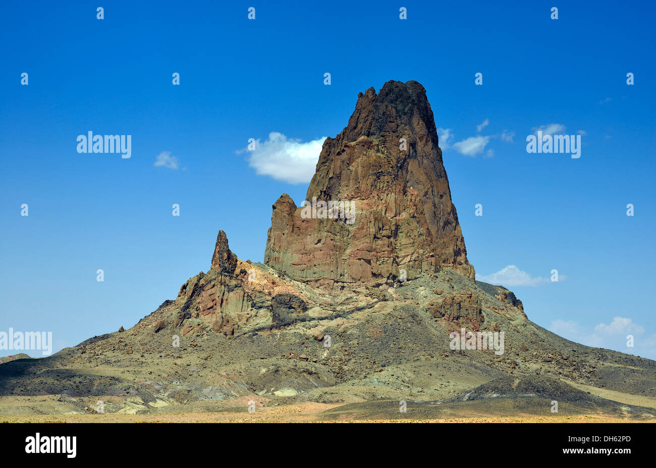 Shiprock monolito montagna sacra degli indiani Navajo, in rotta verso Monument Valley Navajo Tribal Park Foto Stock