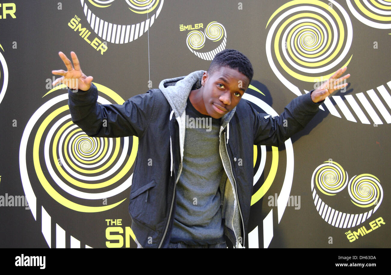Hip Hop cantante, Tinchy Stryder a premere anteprima di Alton Tower 18M rollercoaster , Il Sorridente lancio Foto Stock
