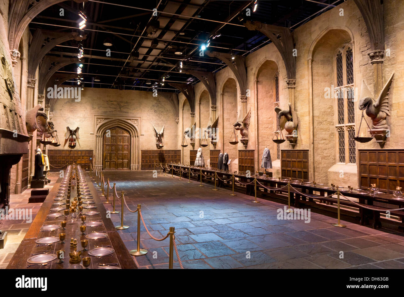 Le scene di interni della sala grande presso l'Harry Potter World Warner Bros Tour dello Studio Leavesden Watford Londra UK GB EU Europe Foto Stock