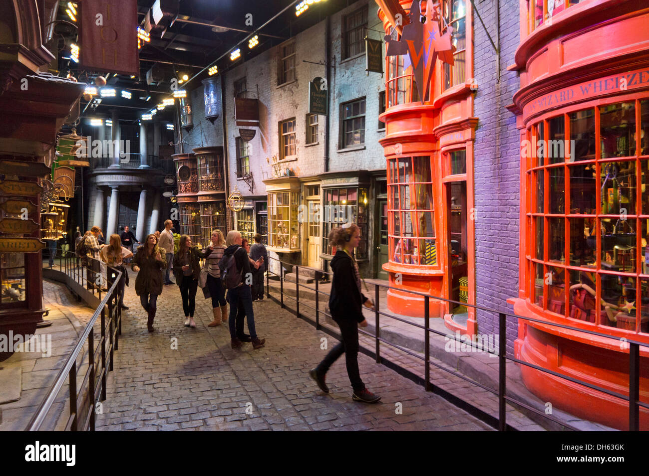 Le scene di interni a Diagon Alley a Harry Potter World Warner Bros Tour dello Studio Leavesden Watford Londra UK GB EU Europe Foto Stock