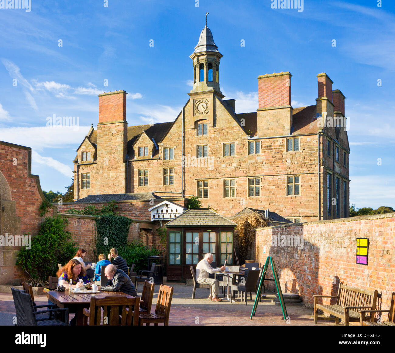 La gente seduta al Bar nel cortile a Rufford abbazia Country Park e il centro di artigianato Nottinghamshire England Regno Unito GB EU Europe Foto Stock