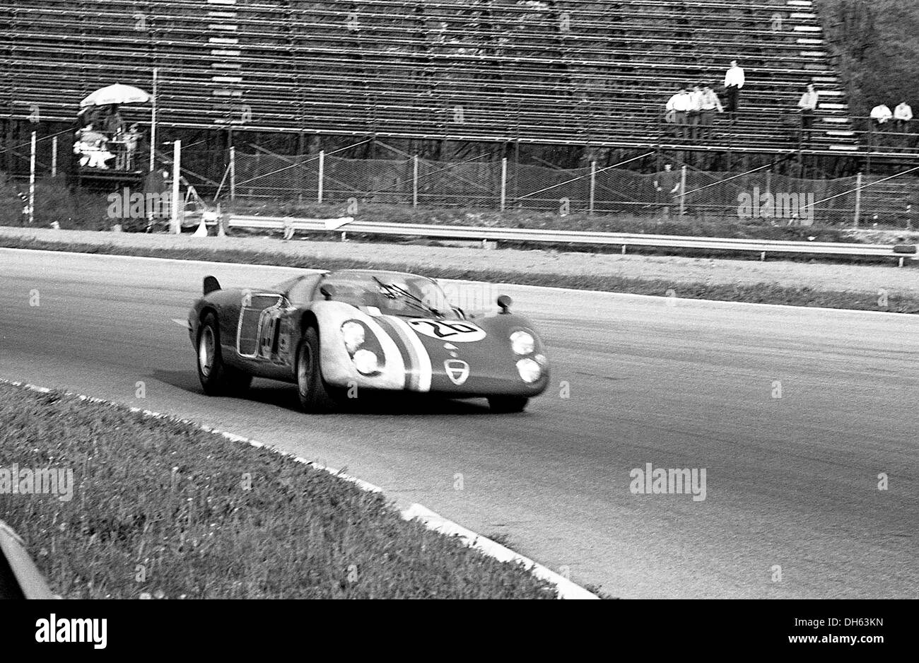 Gustave Gosselin in un Alfa Romeo T33 nella 1000km di gara a Monza Italia il 25 aprile 1968. Foto Stock