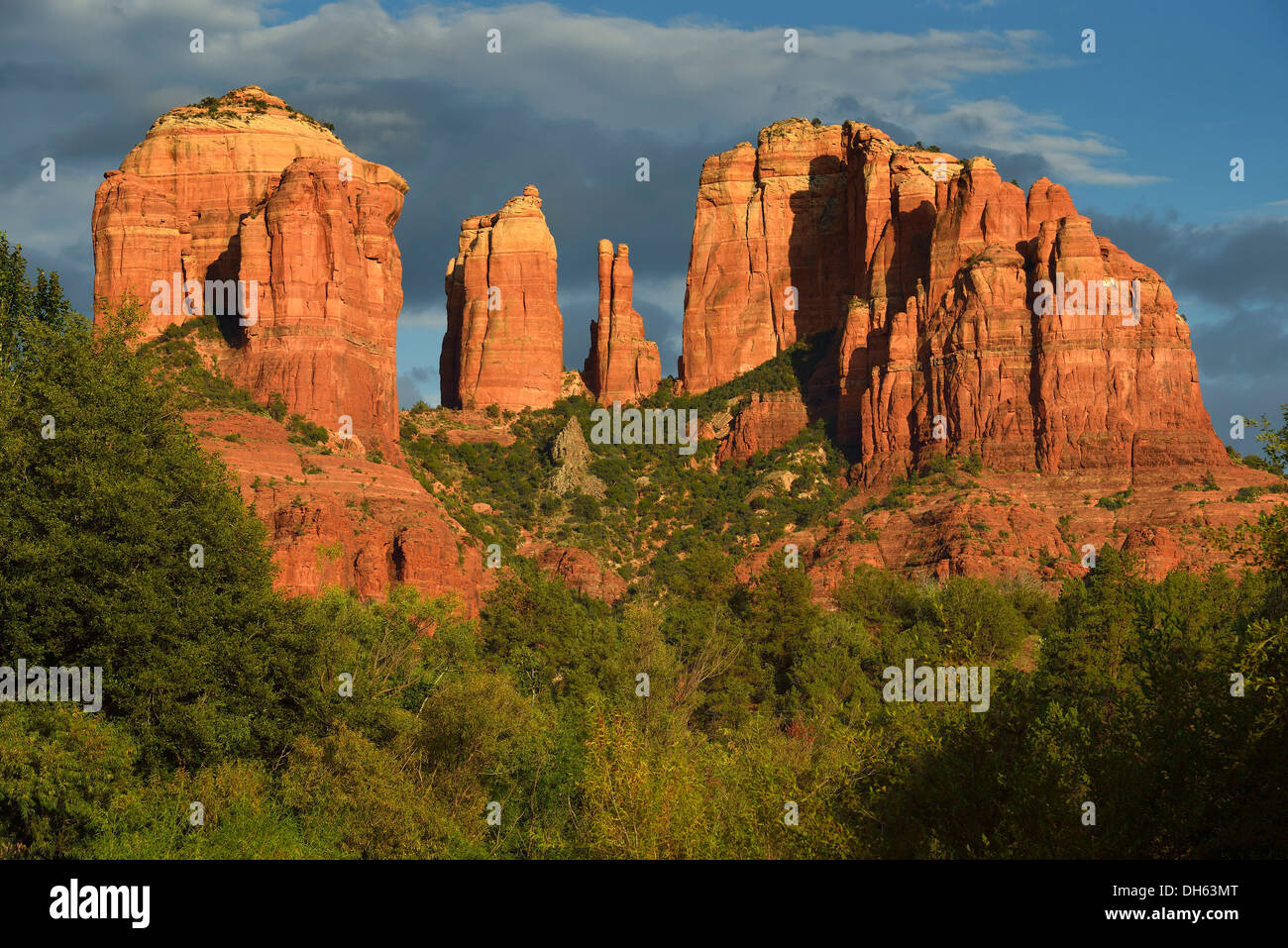 Cattedrale Rock nella luce della sera, Oak Creek Canyon Sedona in Arizona, Southwest, Stati Uniti d'America, STATI UNITI D'AMERICA Foto Stock