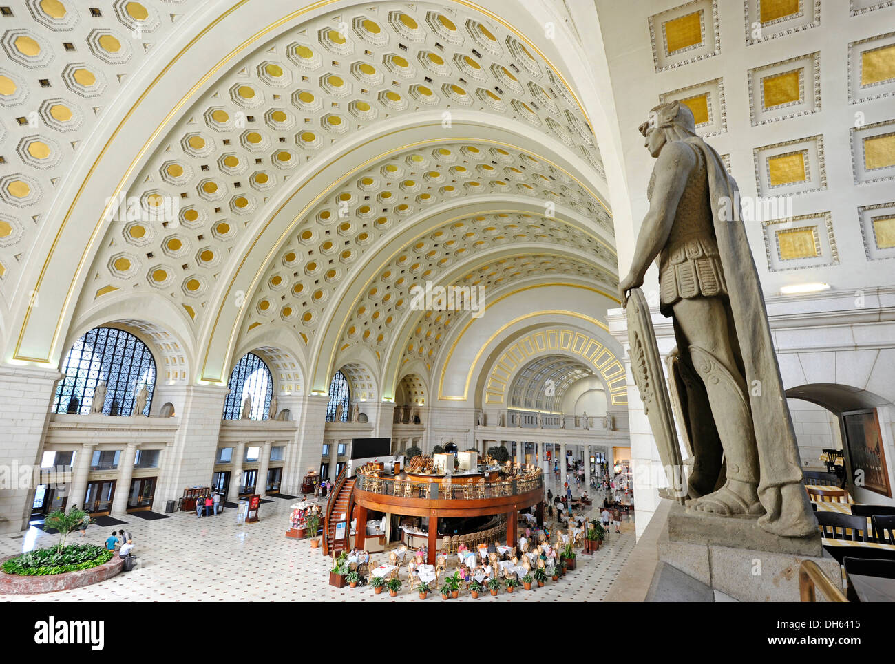 Vista interna, grande hall principale più grande di vita statue, concourse, stazione ferroviaria, Union Station, Washington DC, Distretto di Foto Stock