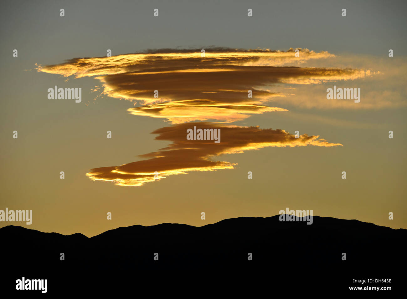 Formazione di Sierra Nuvole d'onda, la luce della sera al di sopra della gamma Panamint, Zabriskie Point o punto Zabriske Foto Stock