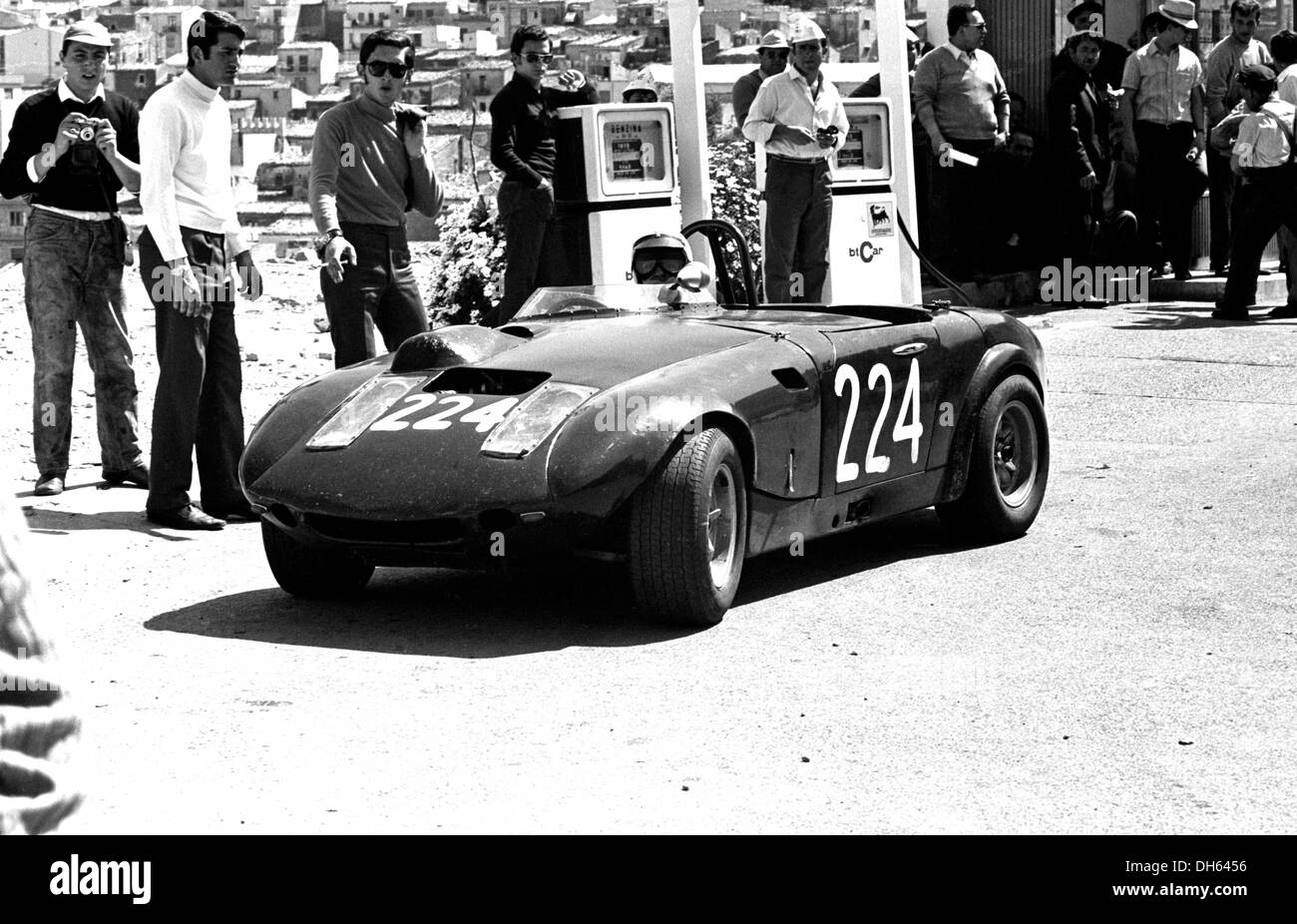 Jack Wheeler-Martin Davidson di Austin Healey Sprite corpo speciale, ritirato a causa della guarnizione della testata Targa Florio, Sicilia 4 aprile 1969. Foto Stock