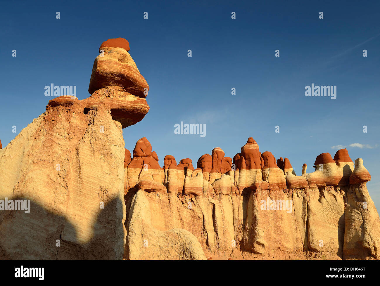 La Rooster Hoodoo, eroso hoodoos e le formazioni rocciose scolorito da minerali, Blue Canyon di zanzara, miniera di carbone Mesa, Deserto Dipinto Foto Stock
