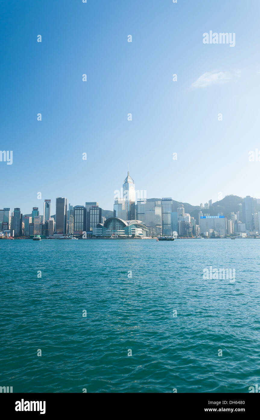 La skyline di Hong Kong da tutto il Victoria Harbour. Foto Stock