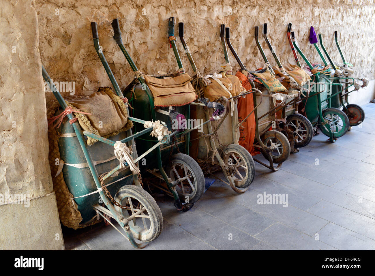 Parcheggio per carriole, spingere carrelli principali mezzi di trasporto nel Souq Al Waqif, più vecchio souq o bazaar nel paese, Doha Foto Stock