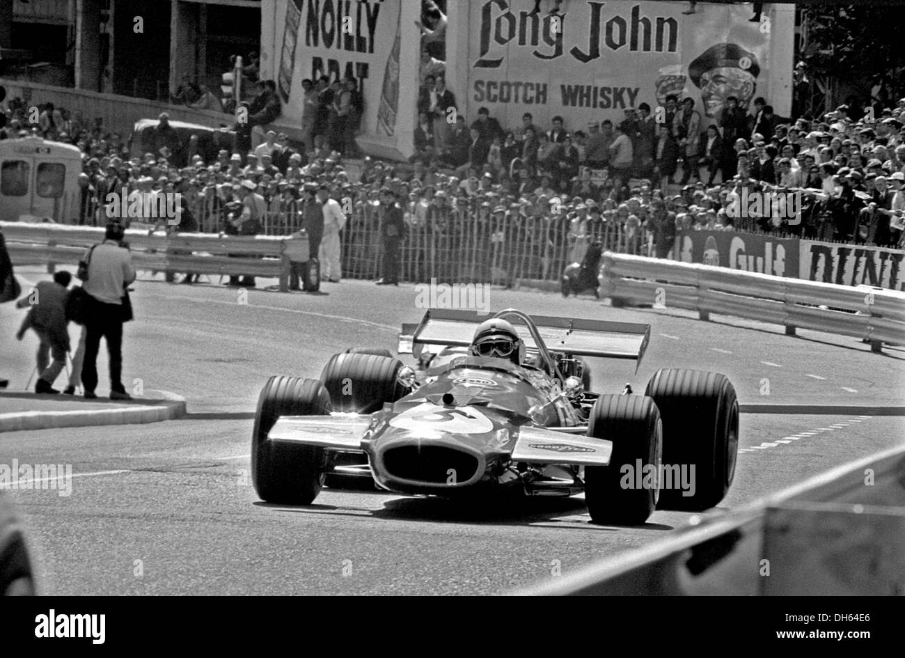 Jack Brabham in Brabham-Cosworth BT33 a Ste Devote nel GP di Monaco, finito 2° di Jochen Rindt Lotus 49. Il 10 maggio 1970. Foto Stock