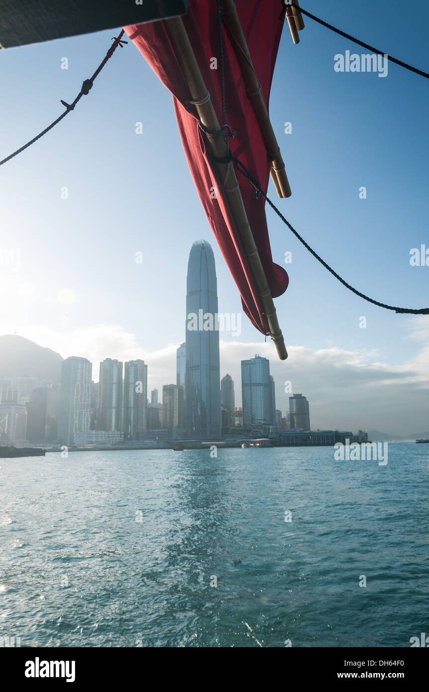 La skyline di Hong Kong da tutto il Victoria Harbour. Foto Stock