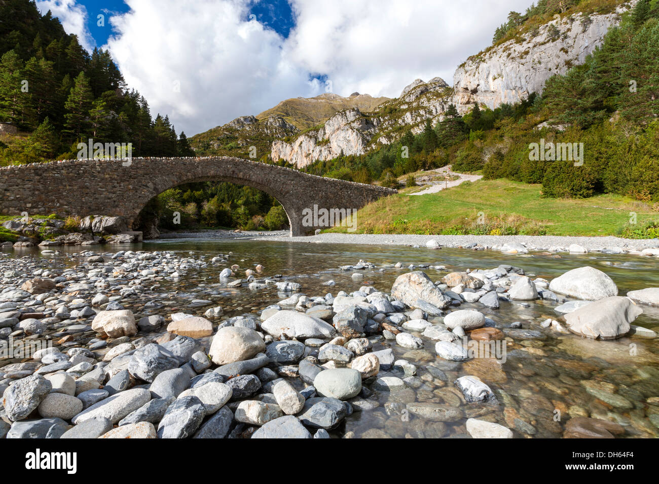 San Nicolas de Bujaruelo bridge, Parque Nacional de Ordesa y Monte Perdido, Pirenei, provincia di Huesca, Aragona, Spagna, Europa. Foto Stock