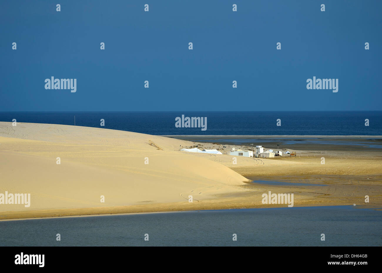 Tenda beduina, dune di sabbia, mare interno, miracolo nel deserto del Qatar, Khor Al Udeid Beach, auch Khor El Deid, Inland Sea Foto Stock