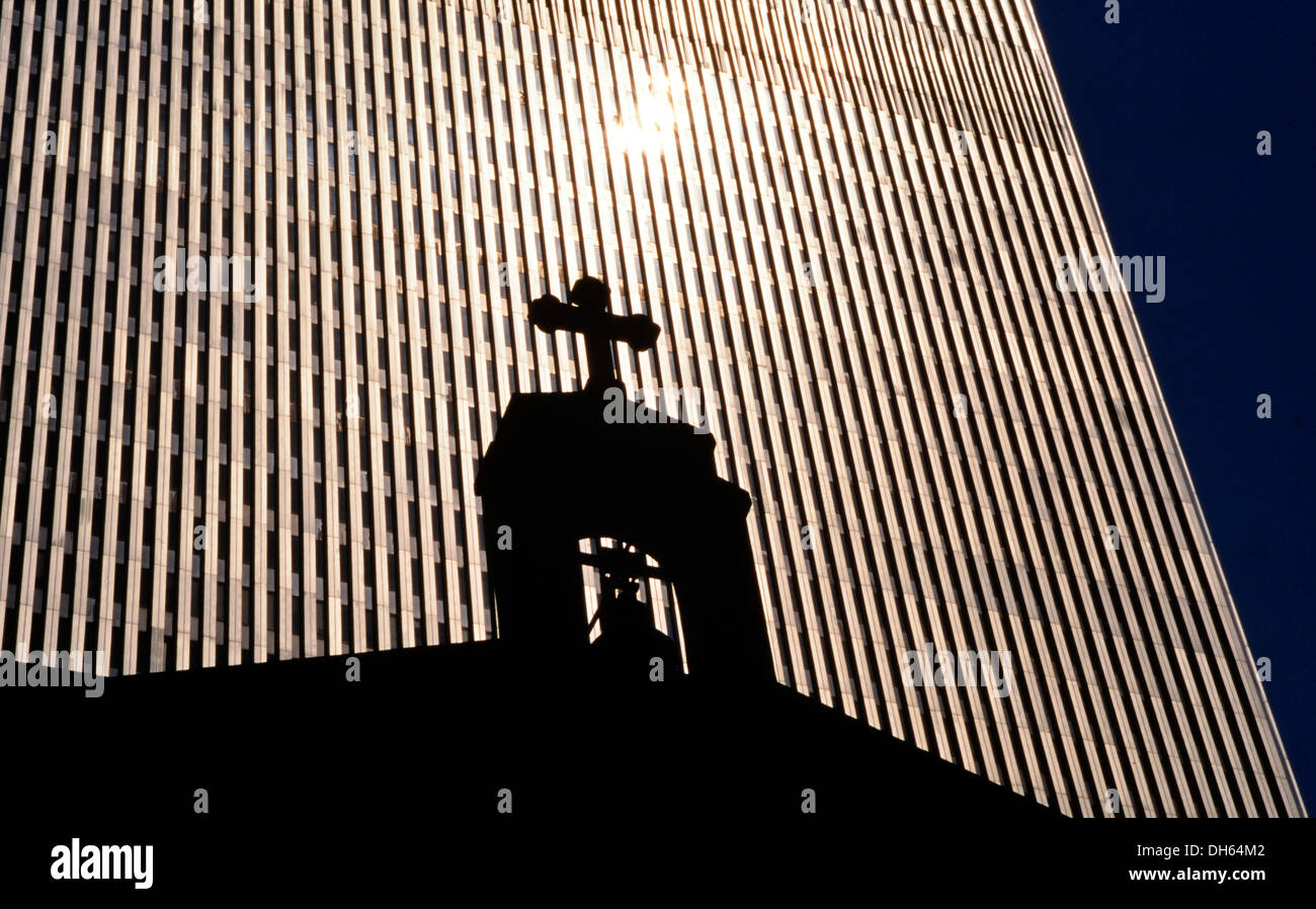 La Chiesa di San Nicholas Chiesa greco-ortodossa di fronte una torre dell'ex World Trade Center o WTC, fotografia storica. Il Foto Stock