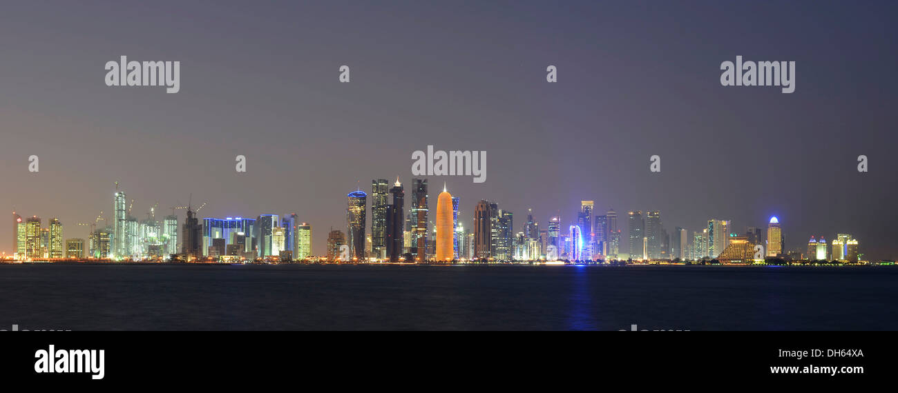 Skyline di Doha di notte, Doha, Doha, Qatar Foto Stock