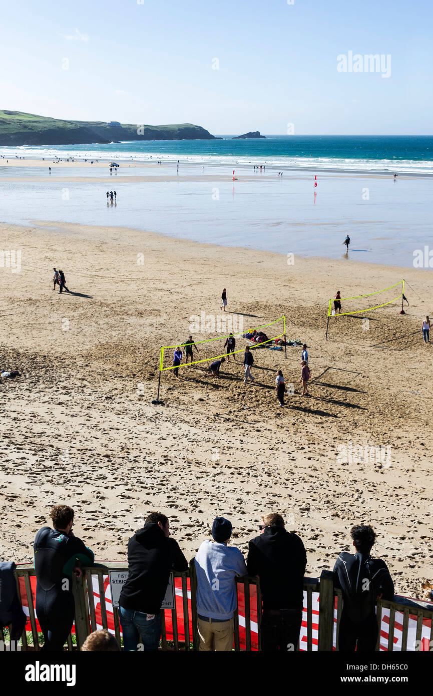 La gente a guardare una partita di pallavolo su Fistral Beach in Newquay. Foto Stock