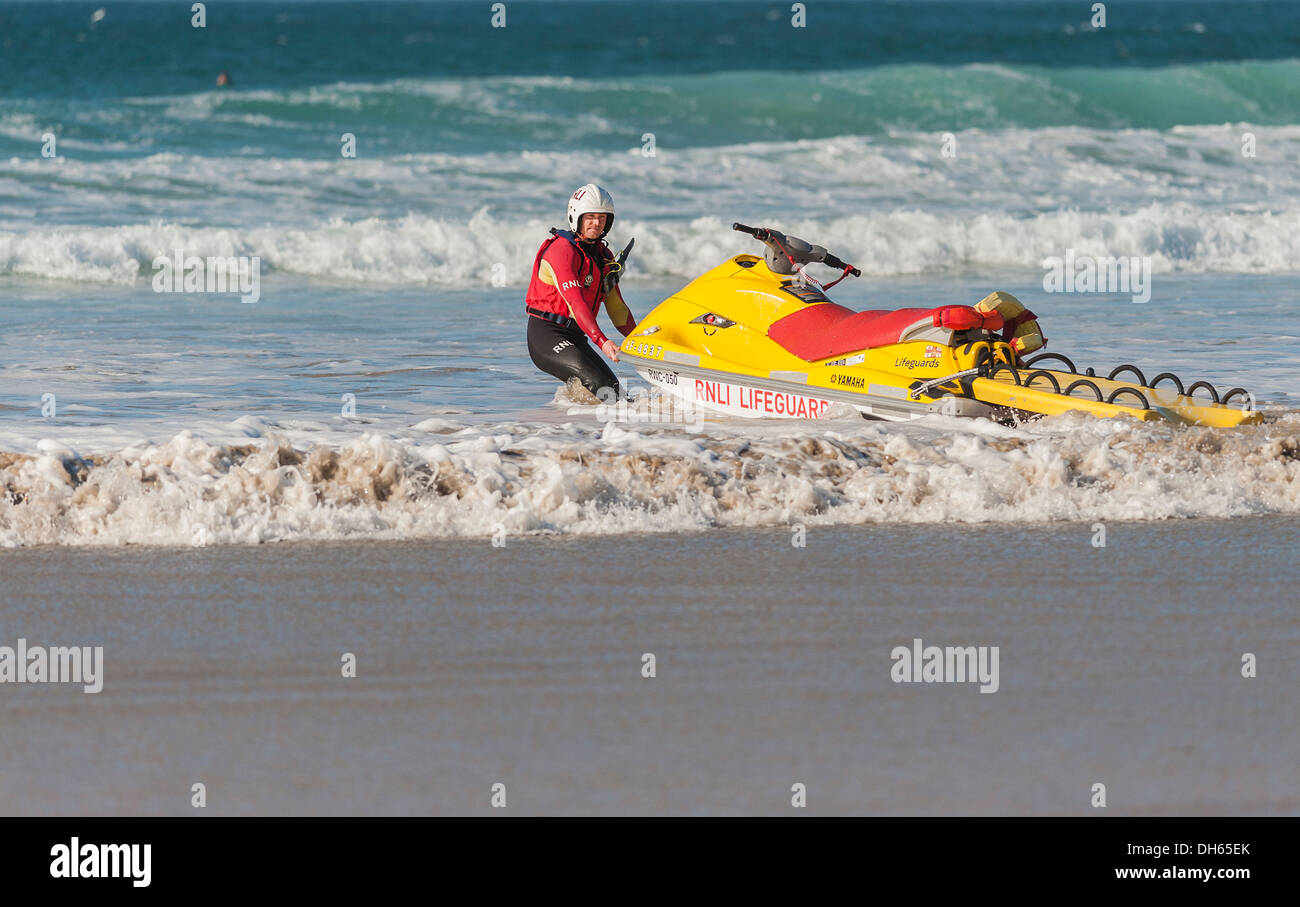 Un bagnino lanciando un jetski al Fistral Beach. Foto Stock