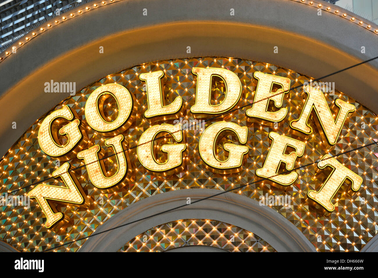 Insegne al neon del Golden Nugget Gambling Hotel e Casinò, Fremont Street Experience in vecchio, Las Vegas Downtown Las Vegas, Nevada Foto Stock