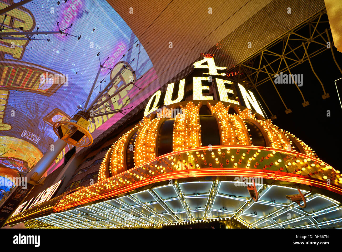 Il Neon cupola di Fremont Street Experience in vecchia Las Vegas Casino Hotel 4 Queens, Downtown Las Vegas, Nevada, Stati Uniti Foto Stock
