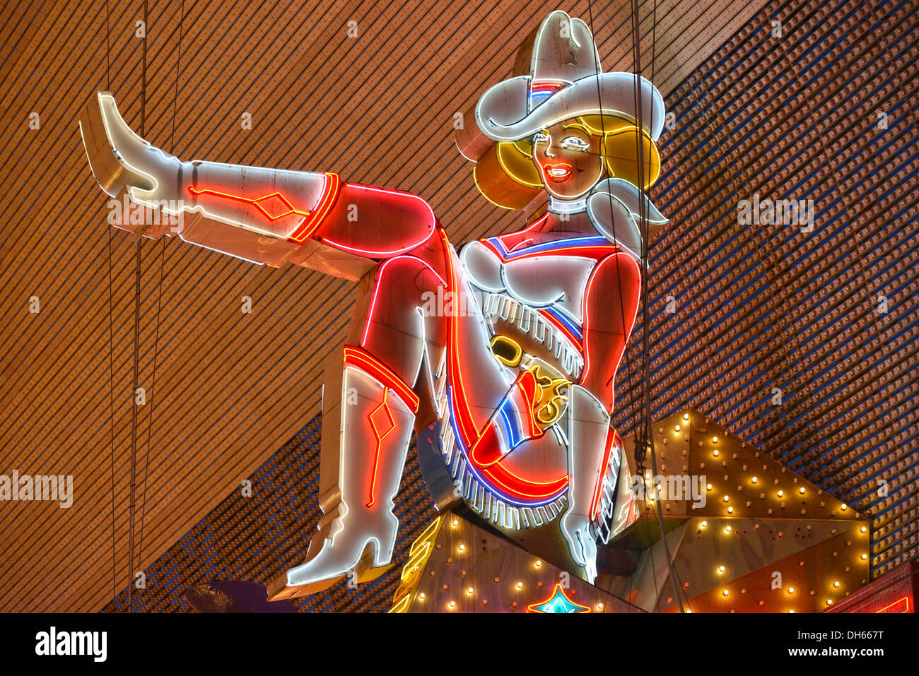 Vicky, famoso Cowgirl figura, insegne al neon di Glitter Gulch Casino Hotel, Fremont Street Experience nel vecchio Vegas Downtown Foto Stock