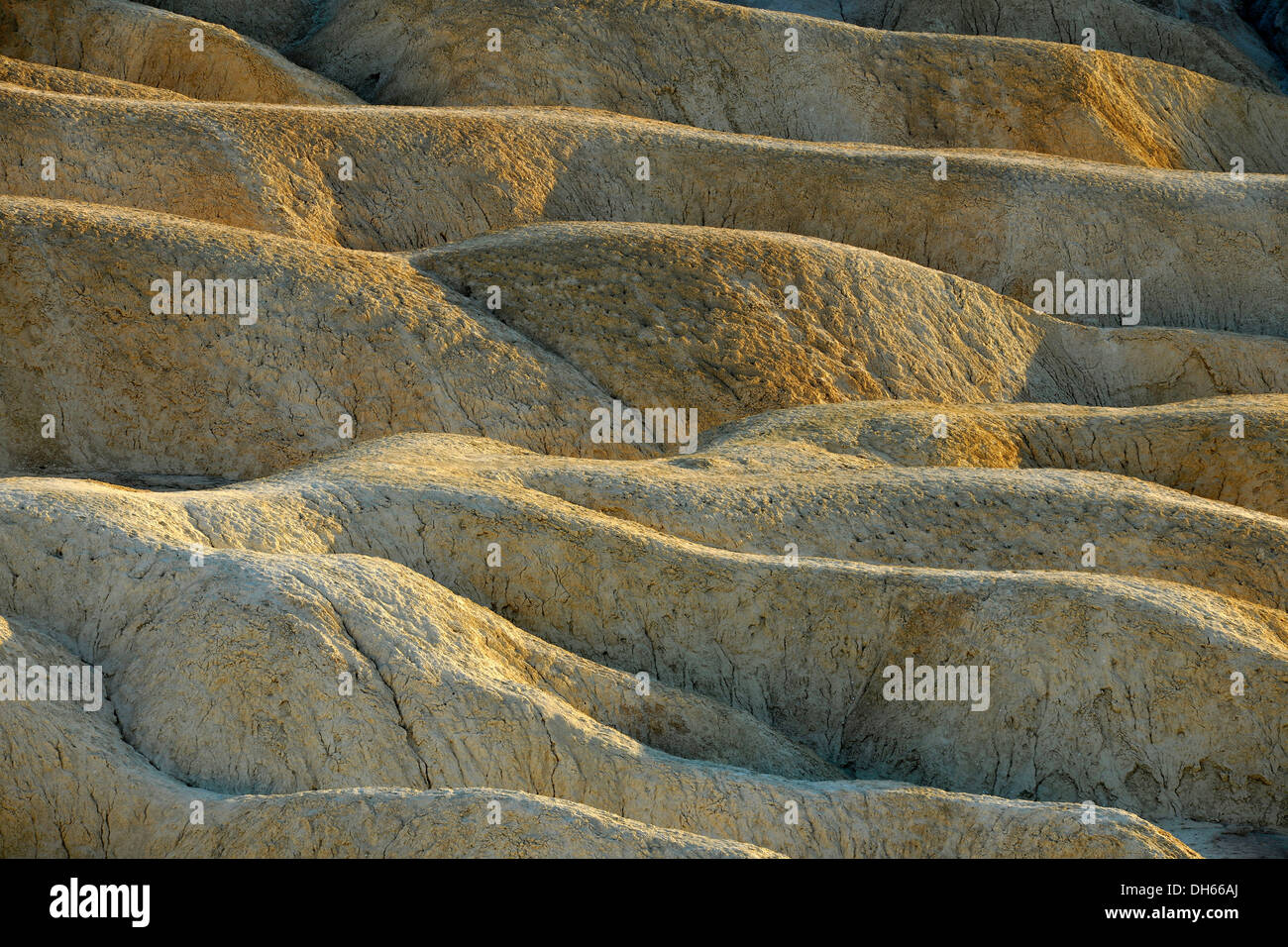 Vista da Zabriskie Point over eroso formazioni rocciose scolorito da minerali, luce della sera, il Parco Nazionale della Valle della Morte Foto Stock