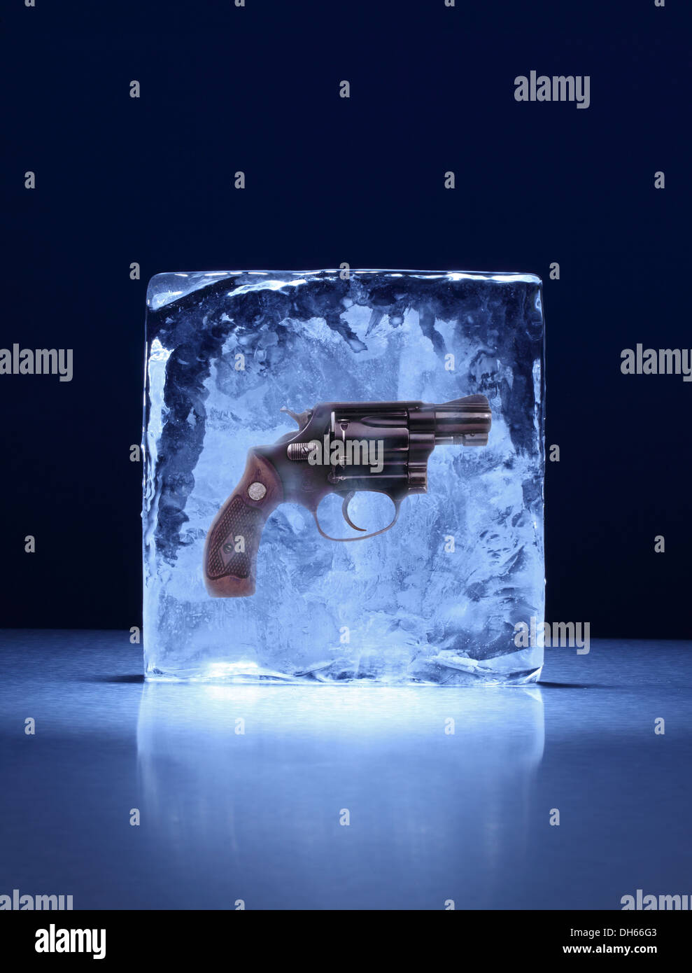 Una pistola congelati in un chiaro blocco di ghiaccio Foto Stock