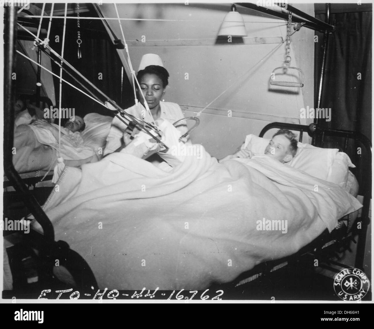 Il tenente Florie E. Gant è raffigurato in un ospedale per prigionieri di guerra in Inghilterra, durante la seconda guerra mondiale. Questa fotografia riflette le cure mediche fornite ai prigionieri di guerra durante la guerra. Foto Stock