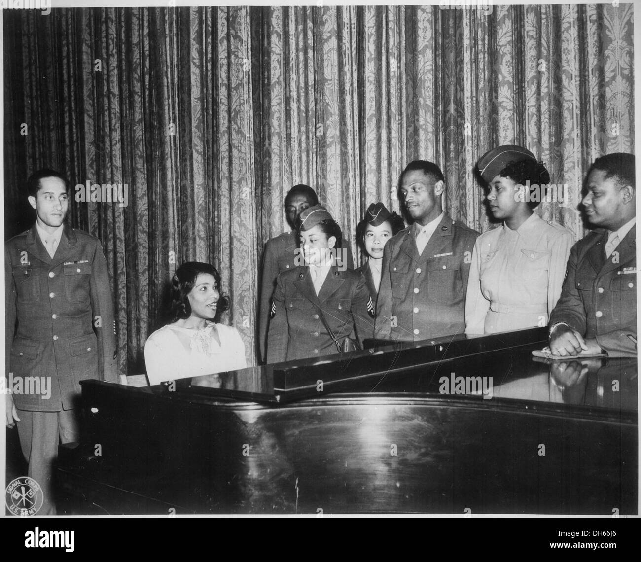 Marian Anderson, più grande nel mondo contralto, ospita un gruppo di veterani di oltremare e WACs su (i) stadio del San 535928 Foto Stock