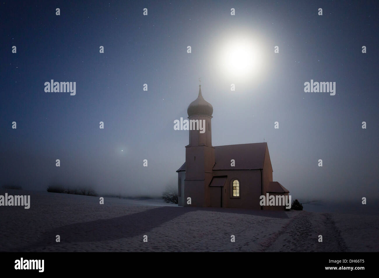 Moonlit San Johannisrain chiesa San Johannisrain, Penzberg, Alta Baviera, Baviera, Germania Foto Stock