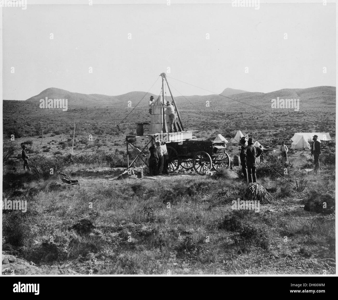 Il Monumento 40, situato al confine tra Stati Uniti e Messico, è in fase di ricostruzione sotto la direzione di D.H. Payne e della sezione statunitense della International Boundary Commission. Il monumento segna il confine tra i due paesi. Foto Stock