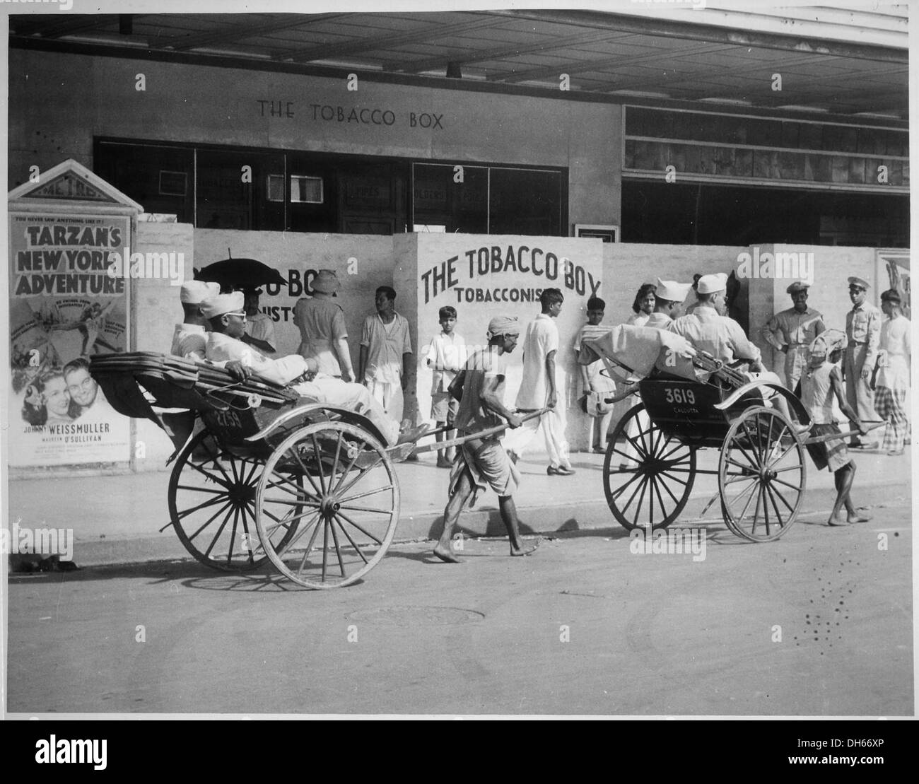 I risciò sono una forma comune di trasporto in India, come si vede in questa immagine, dove sono spesso utilizzati per spostamenti quotidiani e brevi distanze nelle aree urbane. Foto Stock