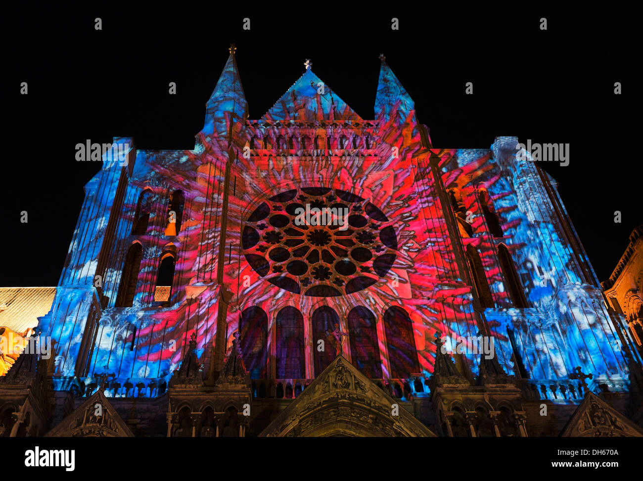 La cattedrale di Notre-dame de Chartres, la cattedrale di Chartres, portale sud illuminato a partire da aprile fino a settembre durante la notte al tramonto, Chartres Foto Stock