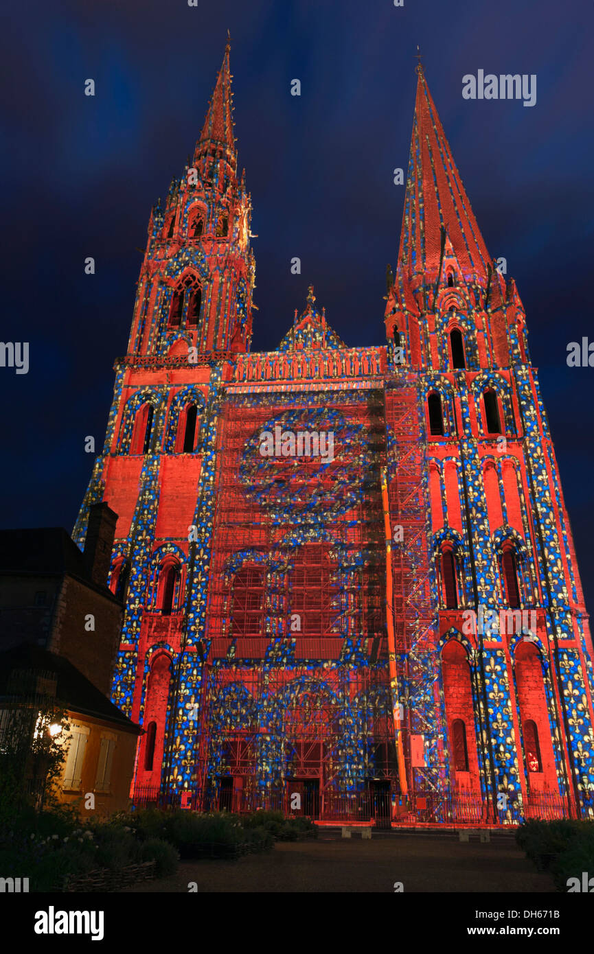 La cattedrale di Notre-dame de Chartres, la cattedrale di Chartres, royal portal illuminato a partire da aprile fino a settembre durante la notte al tramonto, Chartres Foto Stock