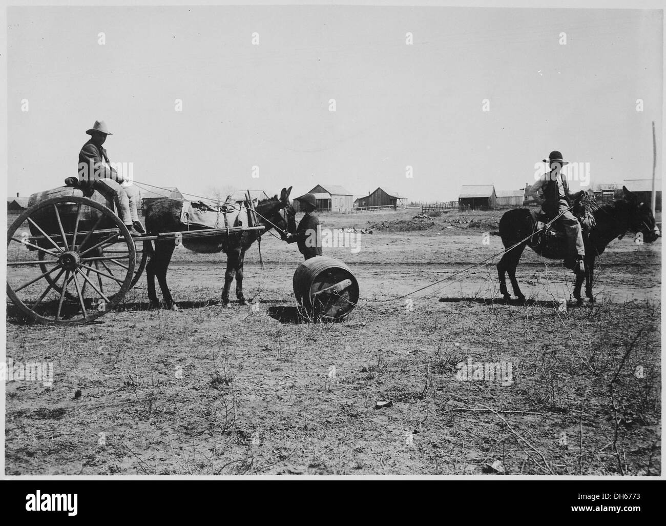 Due metodi comuni di trasportare acqua potabile nel vecchio Messico e sudovest degli Stati Uniti ... Encinal, Tex., 1905. 513363 Foto Stock